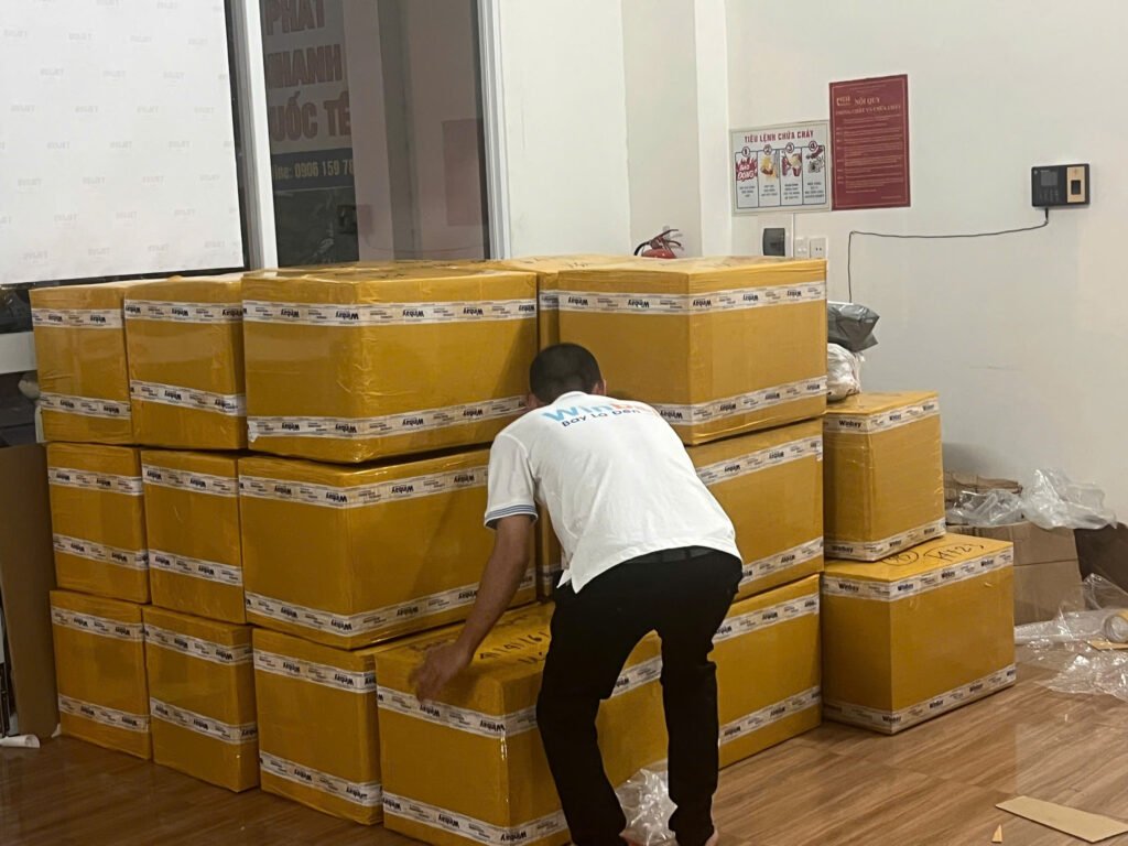 Đóng gói hàng hóa trước khi gửi đi